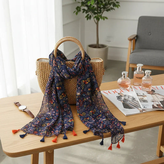 وشاح منسدل على حقيبة