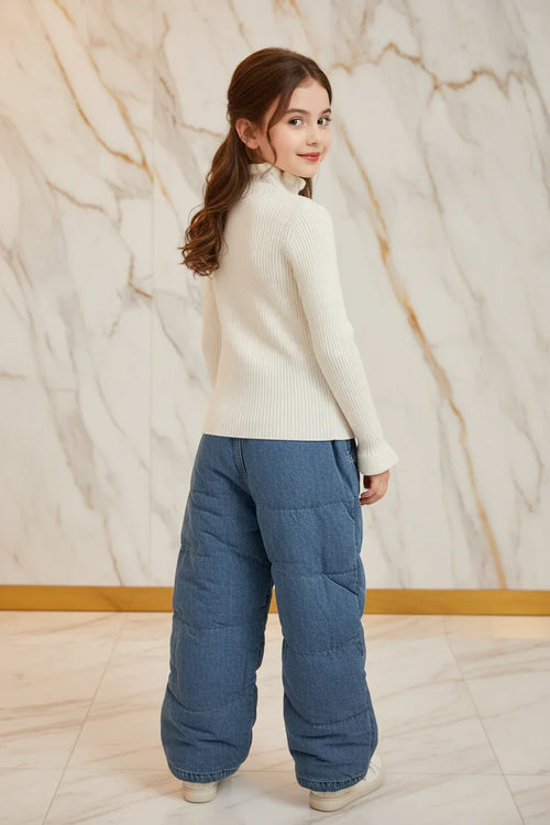 سويتر أبيض مبطن مع بنطال جينز - خلفي