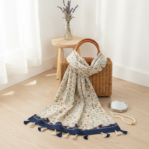 الشال منسدل على حقيبة القش