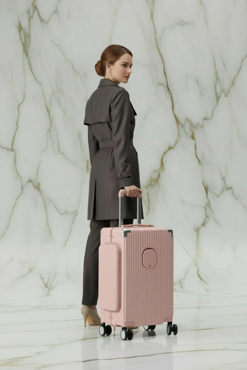 امرأة مع الحقيبة الوردية الفاتحة