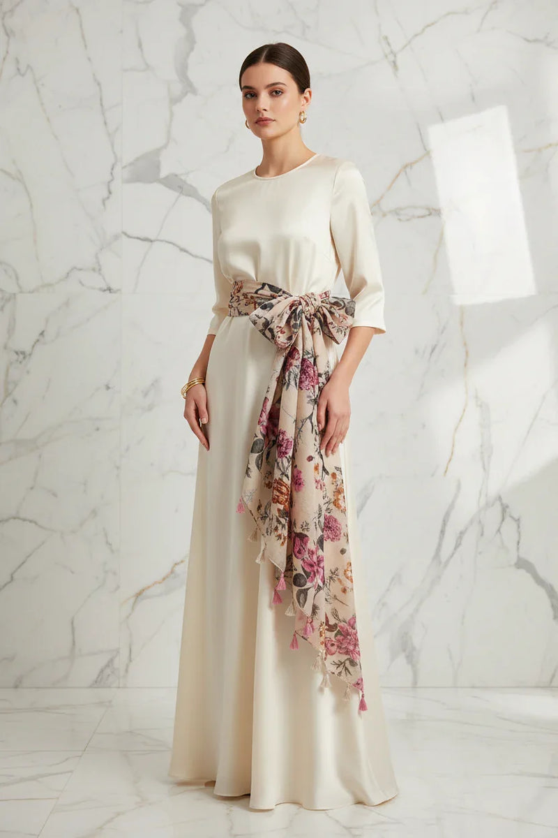 الشال مربوط كحزام حول الخصر