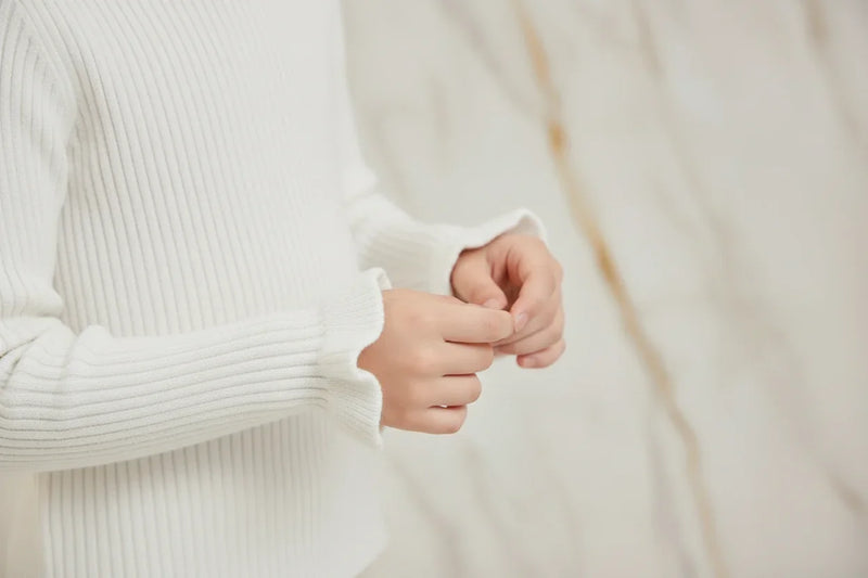 سويتر أبيض - تفاصيل الأكمام