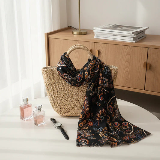 وشاح منسدل على حقيبة