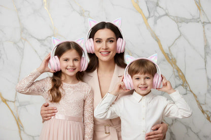 عائلة ترتدي السماعة الوردية - لقطة 1