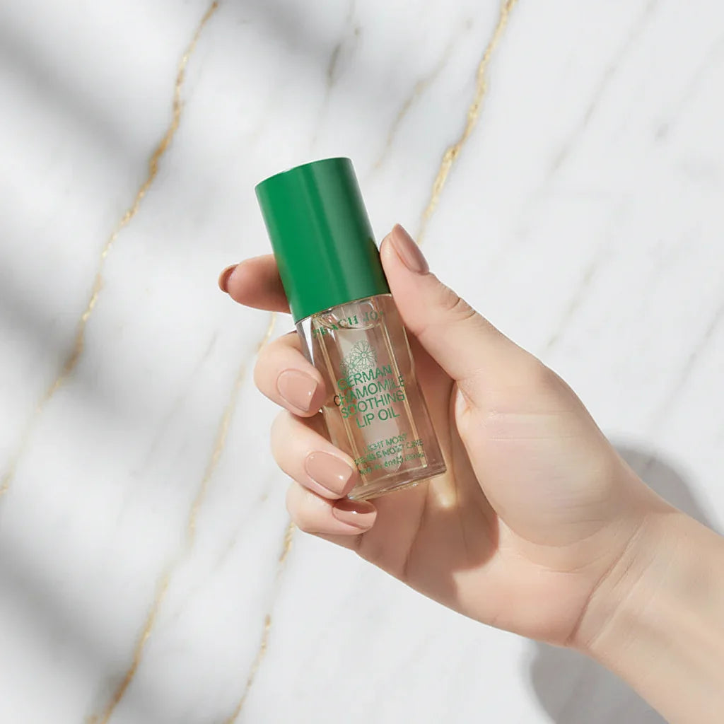 يد أنيقة تحمل المنتج 1