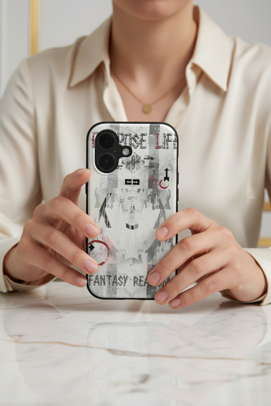 صورة 1 - امرأة تحمل الآيفون بالتصميم الأصلي