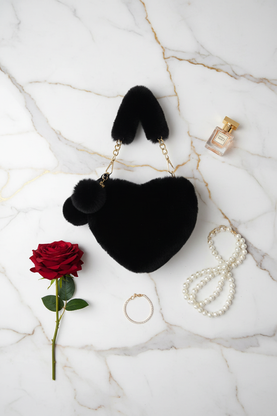 صورة 1 - مع وردة حمراء وإكسسوارات ذهبية