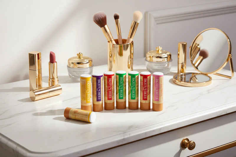 بلسم الشفاه على طاولة التسريح 1