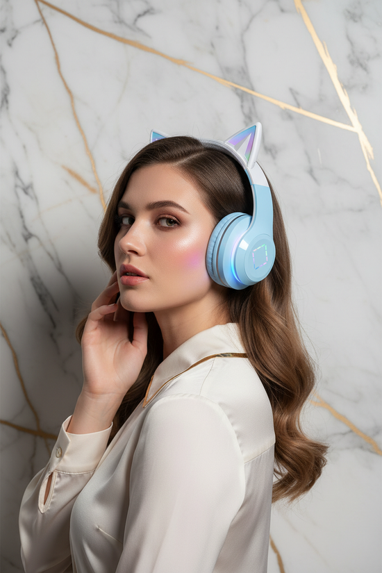 امرأة ترتدي السماعة - لقطة 1