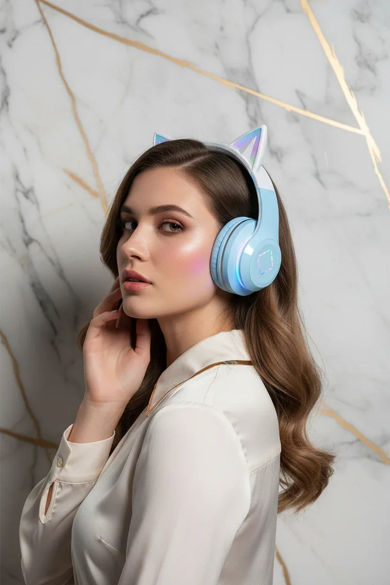 امرأة ترتدي السماعة - لقطة 1