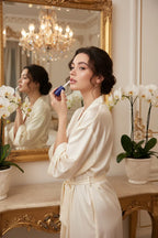 لقطة أنثوية أمام المرآة 1