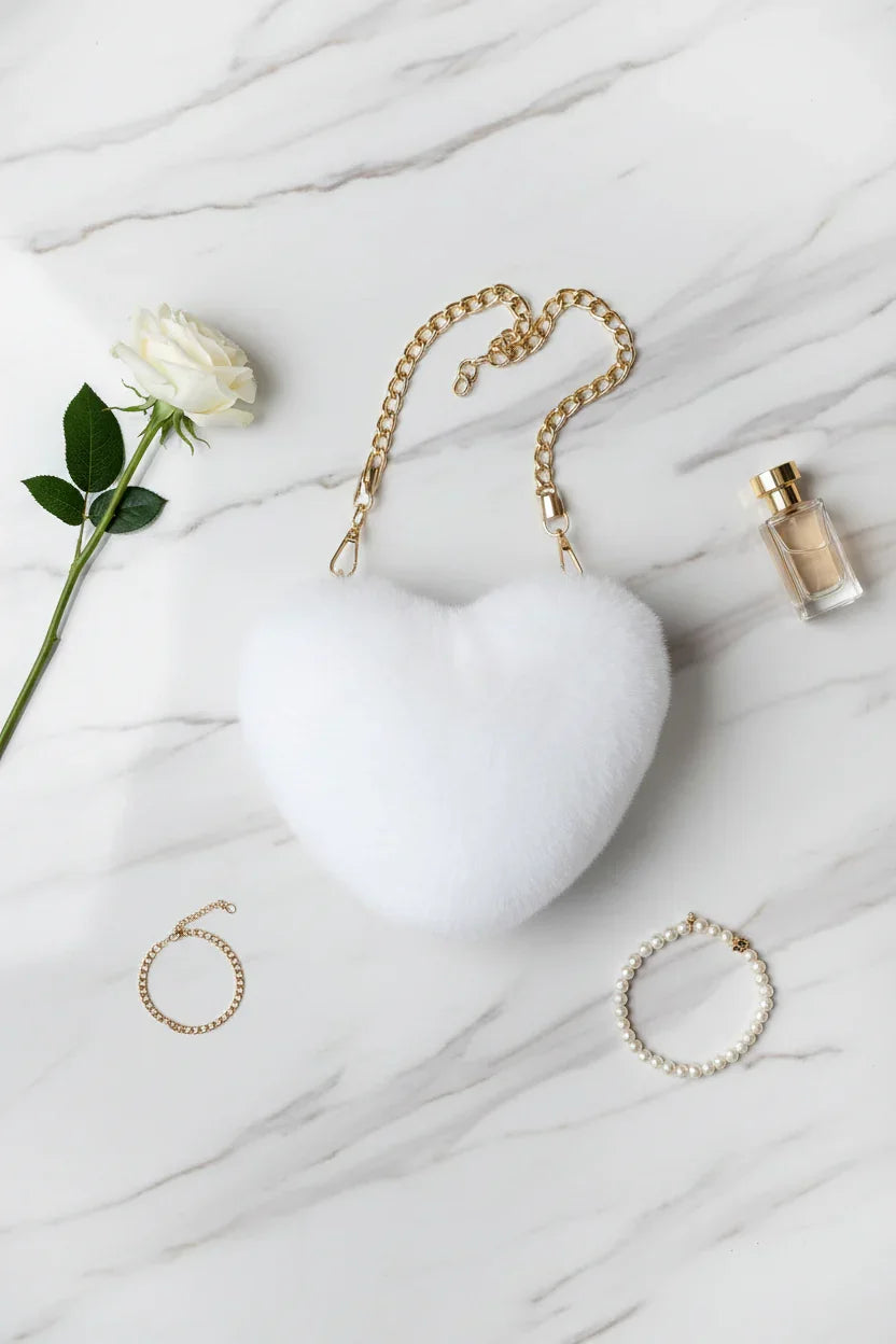 صورة 1 - مع وردة بيضاء وإكسسوارات ذهبية