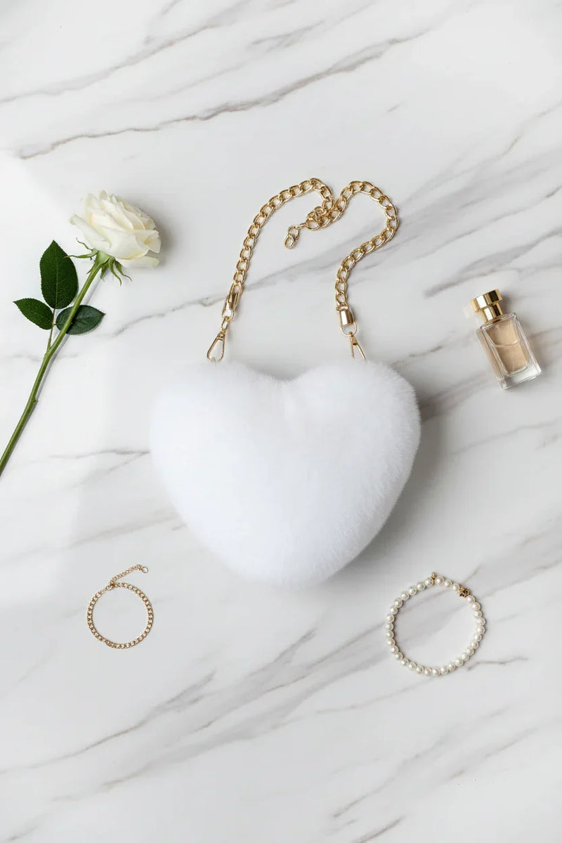 صورة 1 - مع وردة بيضاء وإكسسوارات ذهبية