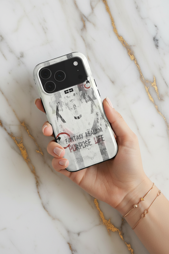 صورة 1 - امرأة أنيقة تحمل الآيفون