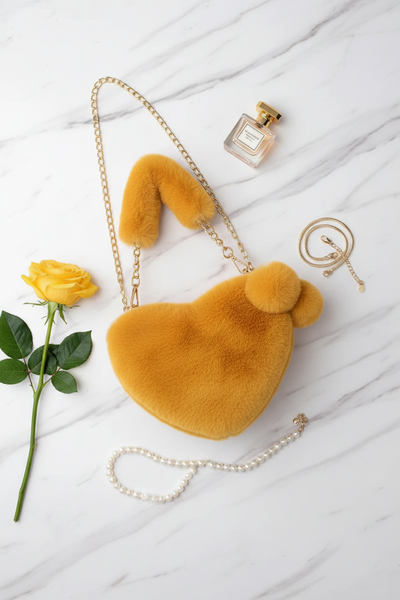 صورة 1 - مع وردة صفراء وإكسسوارات ذهبية