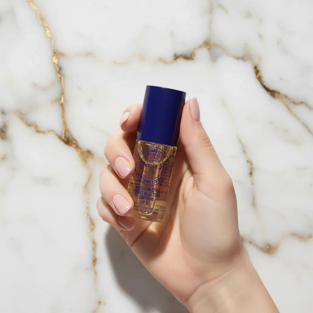 يد أنيقة تحمل المنتج 1