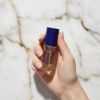 يد أنيقة تحمل المنتج 1