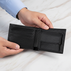 صورة 1 - يدا رجل تُمسك المحفظة مفتوحة بالكامل