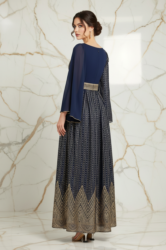 صورة 2 - منظر خلفي تنظر من فوق كتفها