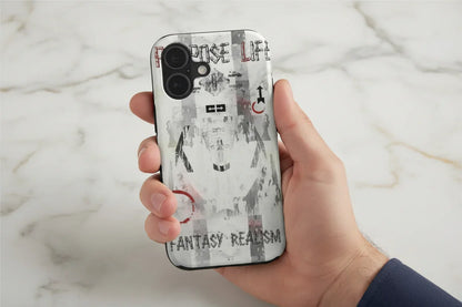 صورة 2 - رجل يحمل الآيفون بالتصميم الأصلي