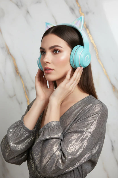 امرأة ترتدي السماعة الفيروزية - لقطة 2