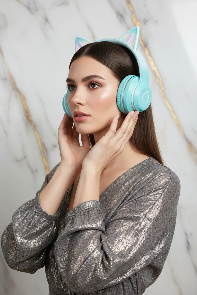 امرأة ترتدي السماعة الفيروزية - لقطة 2