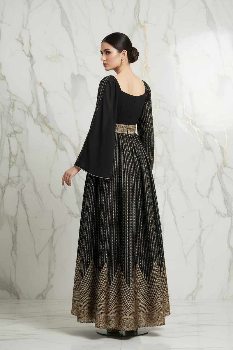 صورة 2 - منظر خلفي تنظر من فوق كتفها