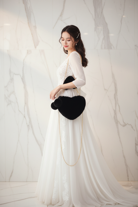 صورة 3 - حمل الحقيبة بجانب الجسم