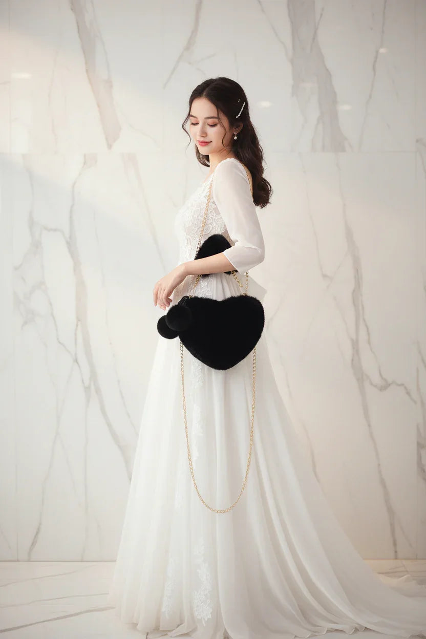 صورة 3 - حمل الحقيبة بجانب الجسم