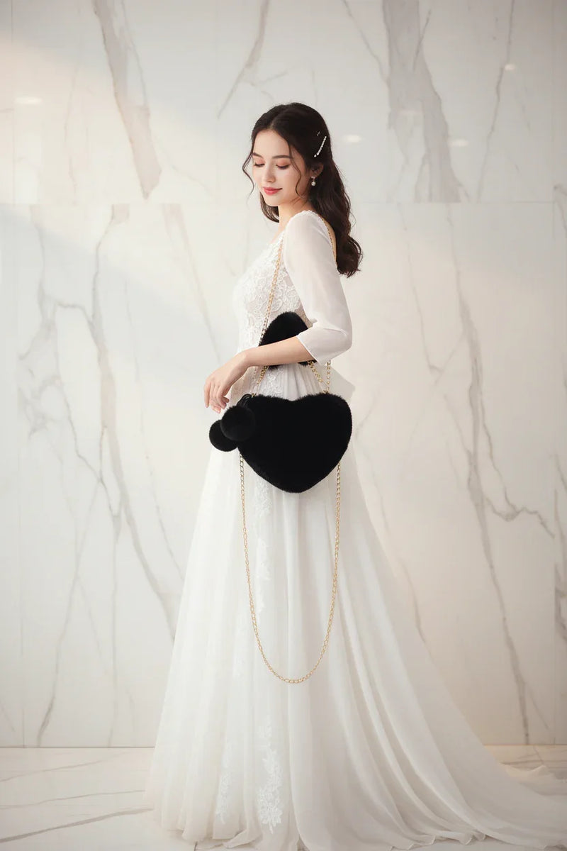 صورة 3 - حمل الحقيبة بجانب الجسم