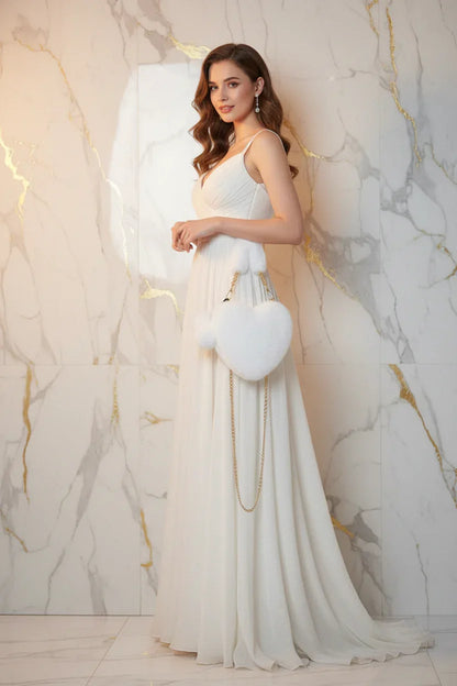 صورة 3 - حمل الحقيبة بجانب الجسم