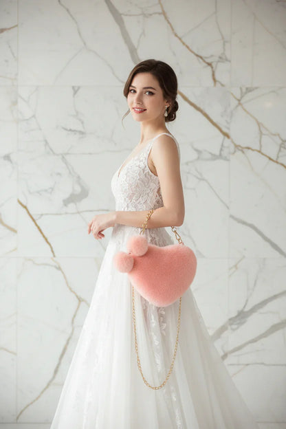 صورة 3 - حمل الحقيبة بجانب الجسم