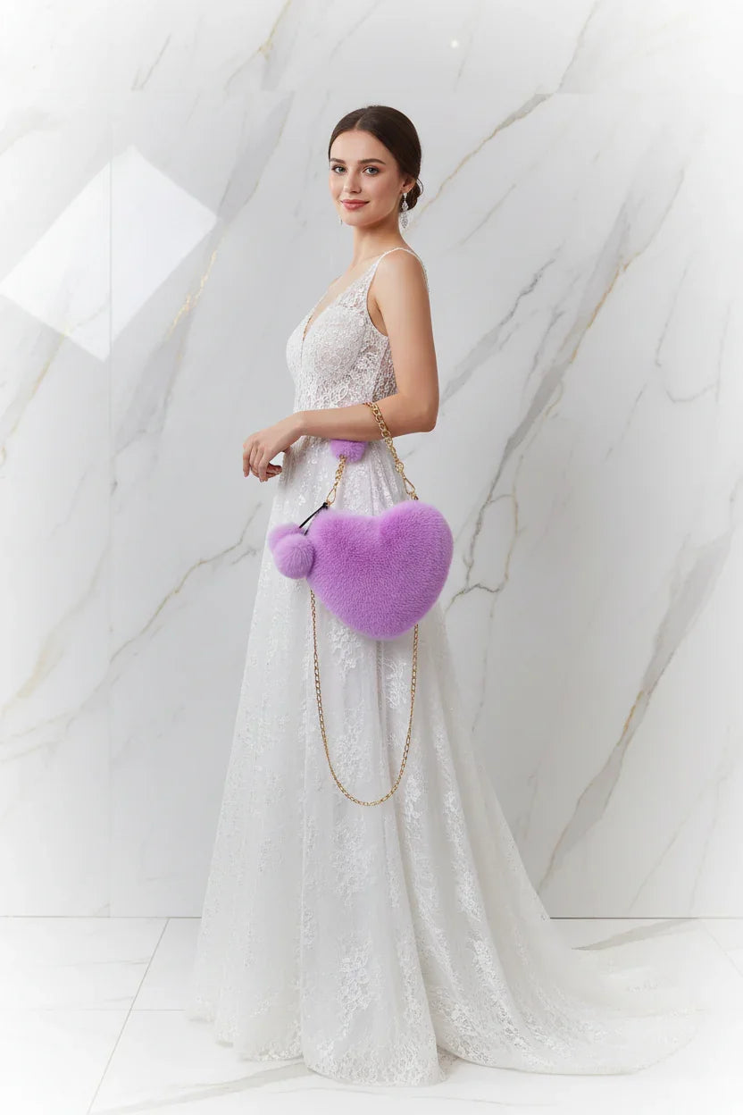 صورة 3 - حمل الحقيبة بجانب الجسم