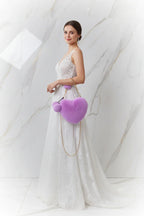 صورة 3 - حمل الحقيبة بجانب الجسم