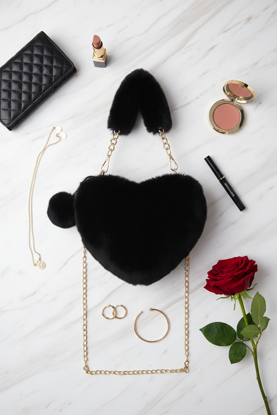 صورة 3 - مع محفظة مبطنة ومكياج منسق