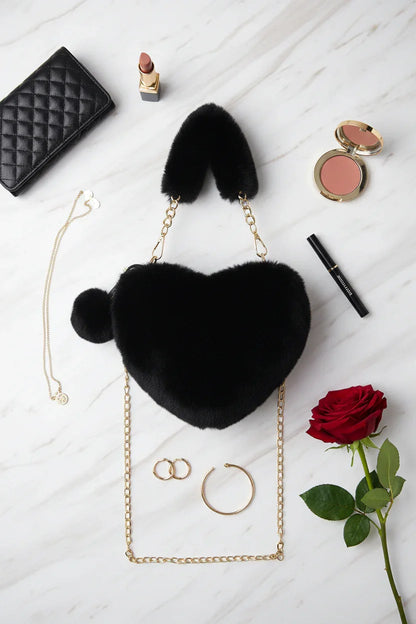 صورة 3 - مع محفظة مبطنة ومكياج منسق