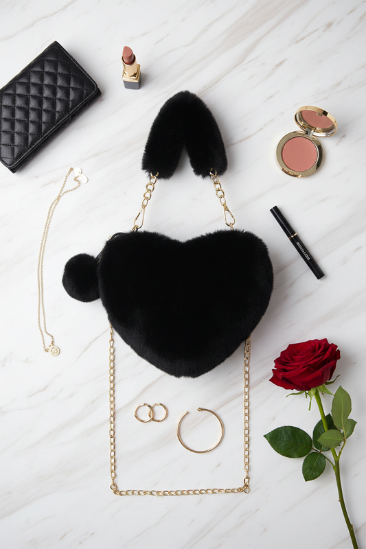 صورة 3 - مع محفظة مبطنة ومكياج منسق