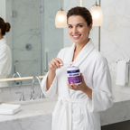 امرأة تستخدم مبيض الأسنان 3