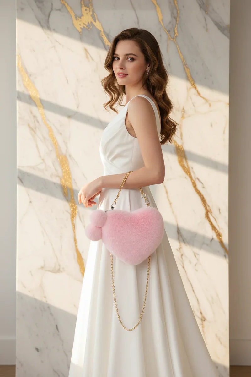 صورة 3 - حمل الحقيبة بجانب الجسم