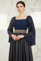 لقطة 3 - لقطة قريبة للجزء العلوي والحزام الذهبي