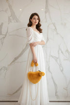 صورة 3 - حمل الحقيبة بجانب الجسم