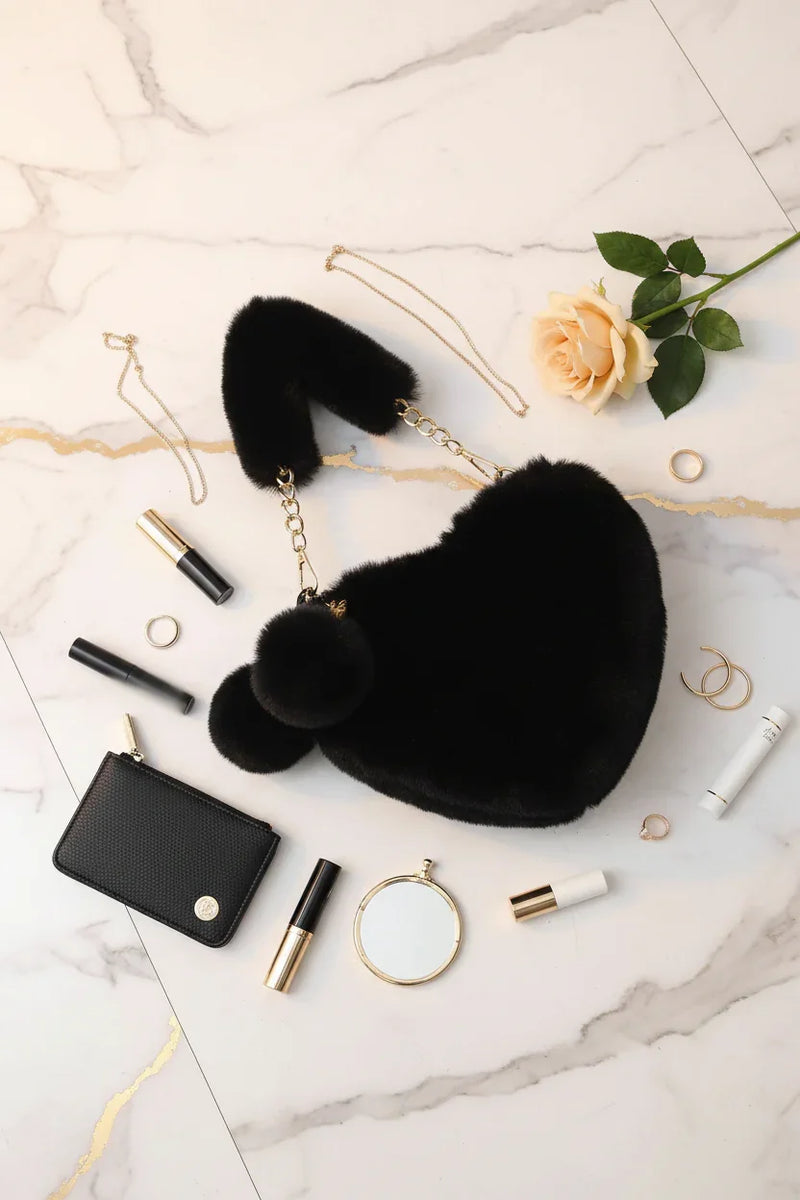 صورة 4 - مع محفظة نقود ومستلزمات يومية