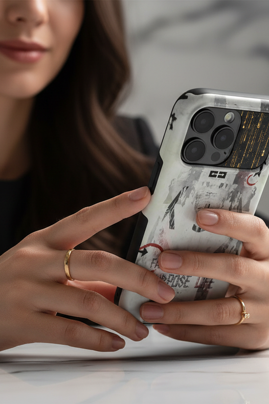 صورة 5 - امرأة راقية تحمل آيفون 17 برو