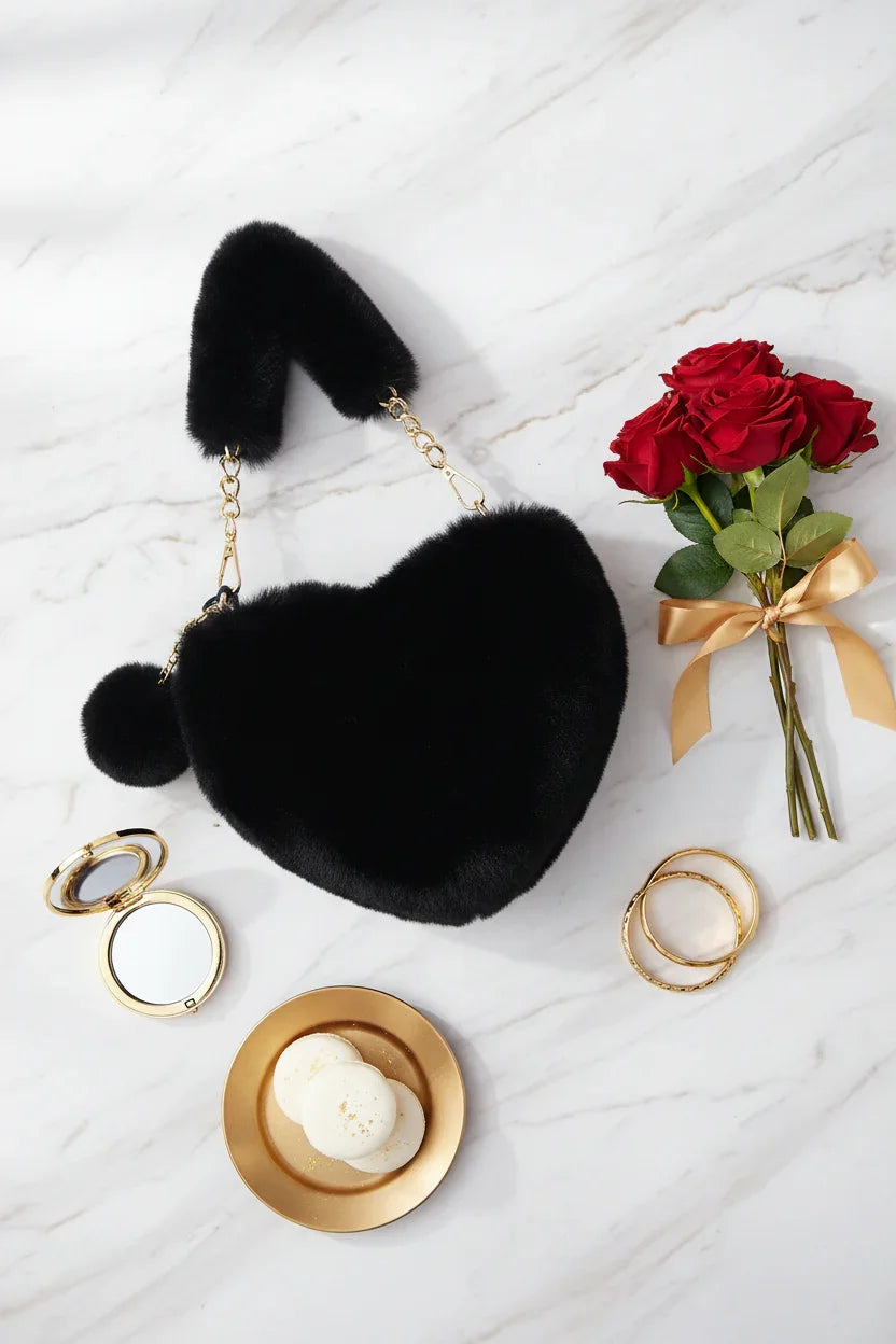 صورة 5 - مع باقة ورد حمراء ومعكرون