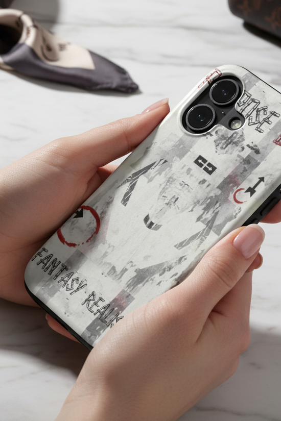 صورة 5 - امرأة تحمل الآيفون بالتصميم الأصلي