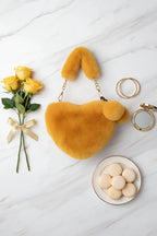 صورة 5 - مع باقة ورد صفراء ومعكرون