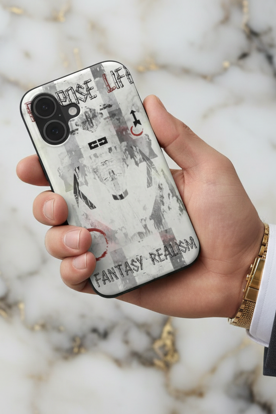 صورة 6 - يد رجل تحمل الآيفون بالتصميم الأصلي