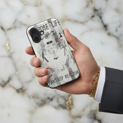 صورة 6 - يد رجل تحمل الآيفون بالتصميم الأصلي