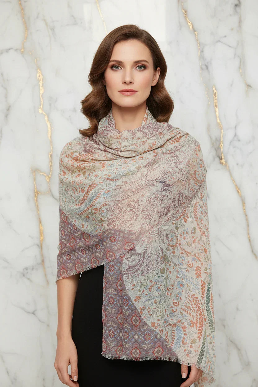 الشال مُلقى على الأكتاف