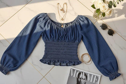 بلوزة جينز مع ورود وإكسسوارات